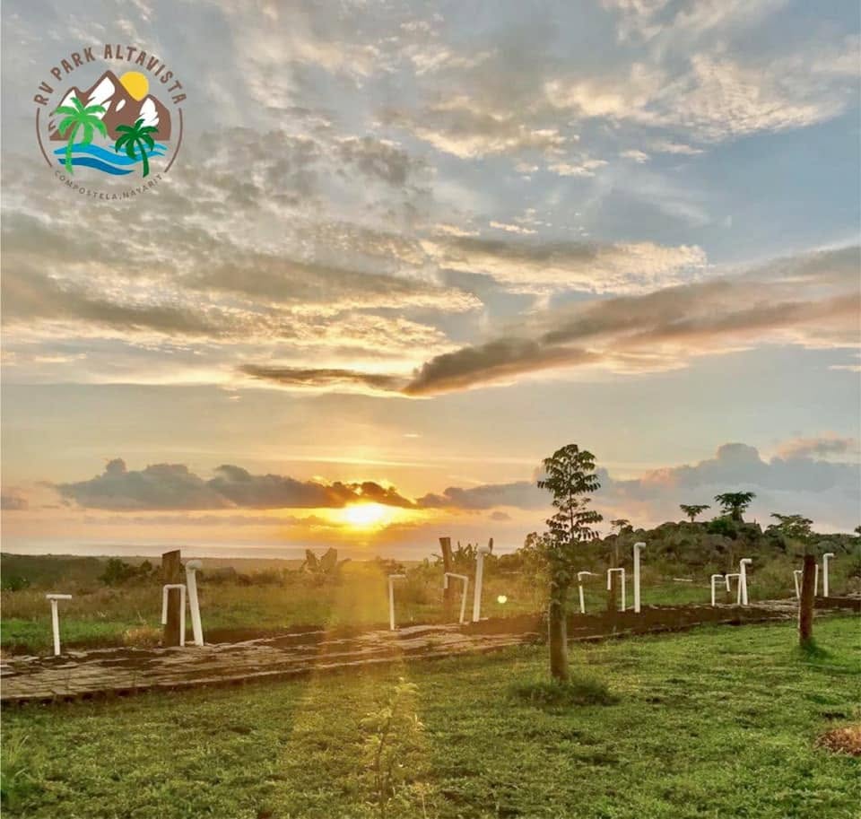Atardecer sobre el predio de Altavista, Nayarit, con el mar al fondo