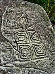 Petrograbado tallado en piedra, motivo geométrico en espiral